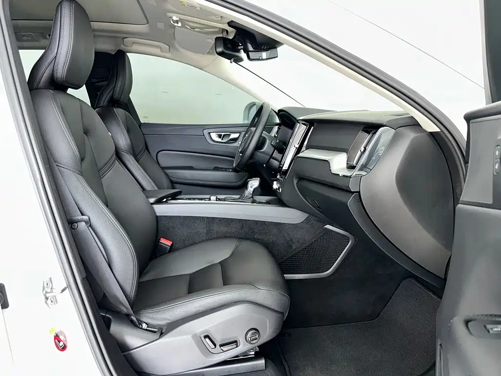 Volvo XC60 2019 — фото 11