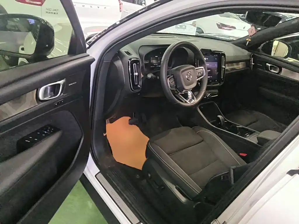 Volvo XC40 New Energy 2023 — фото 16