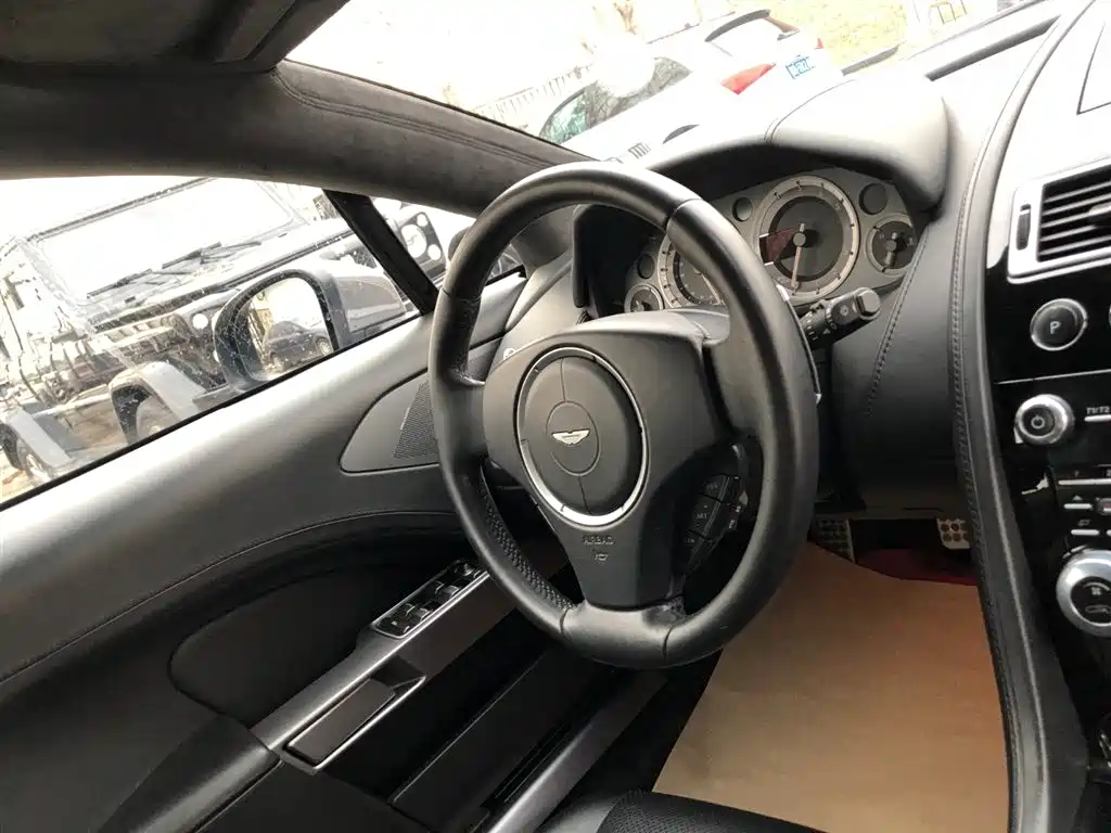 Aston Martin Rapide 2018 — фото 24