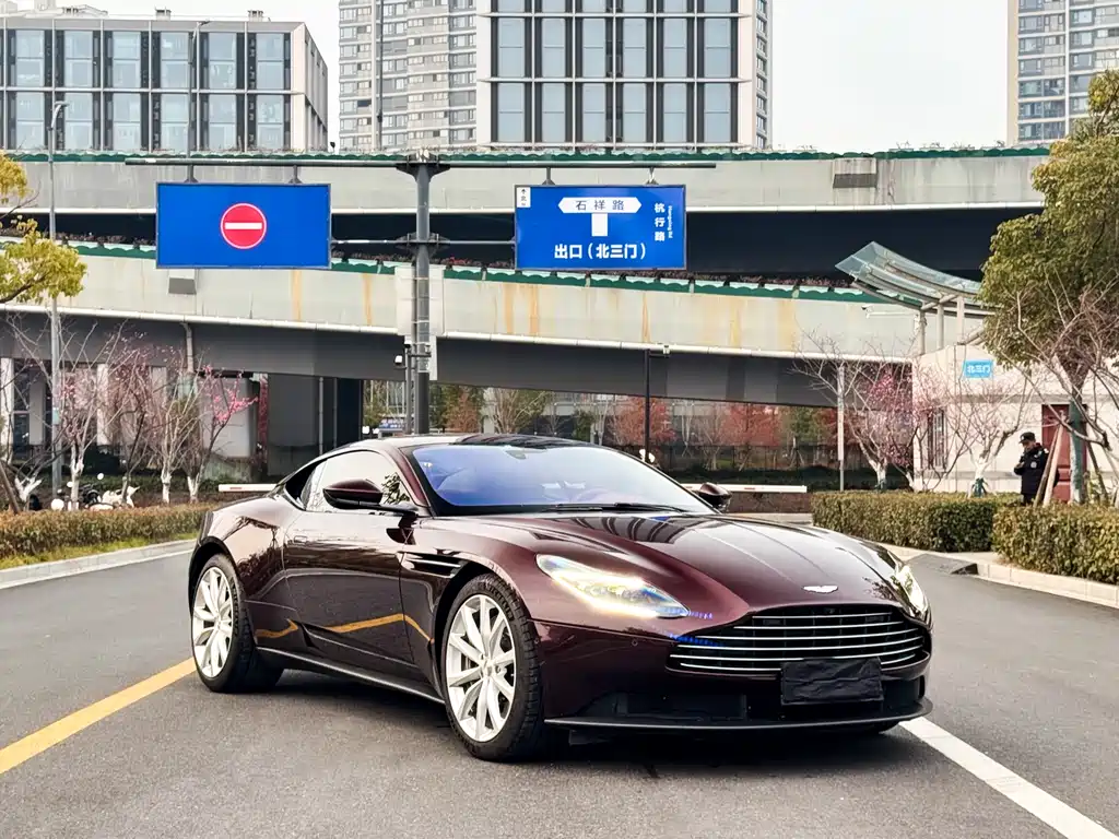 Aston Martin DB11 2018 — фото 3