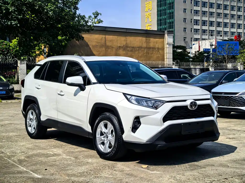 Toyota RAV4 2024 — фото 3