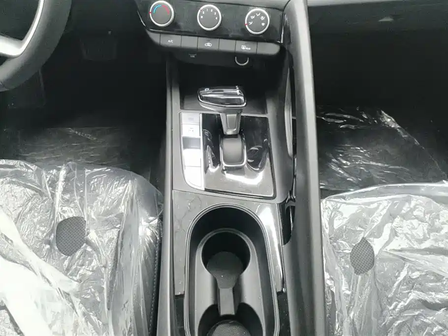 Hyundai Elantra 2023 — фото 16