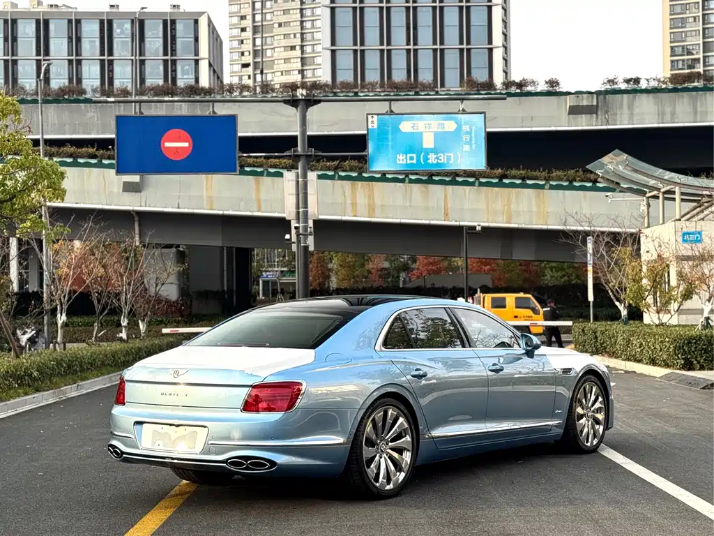 Bentley Flying Spur — фото 8