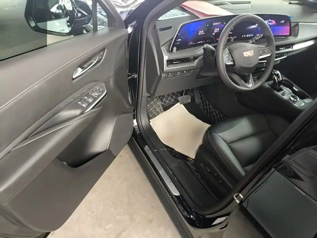 Cadillac XT4 2023 — фото 16