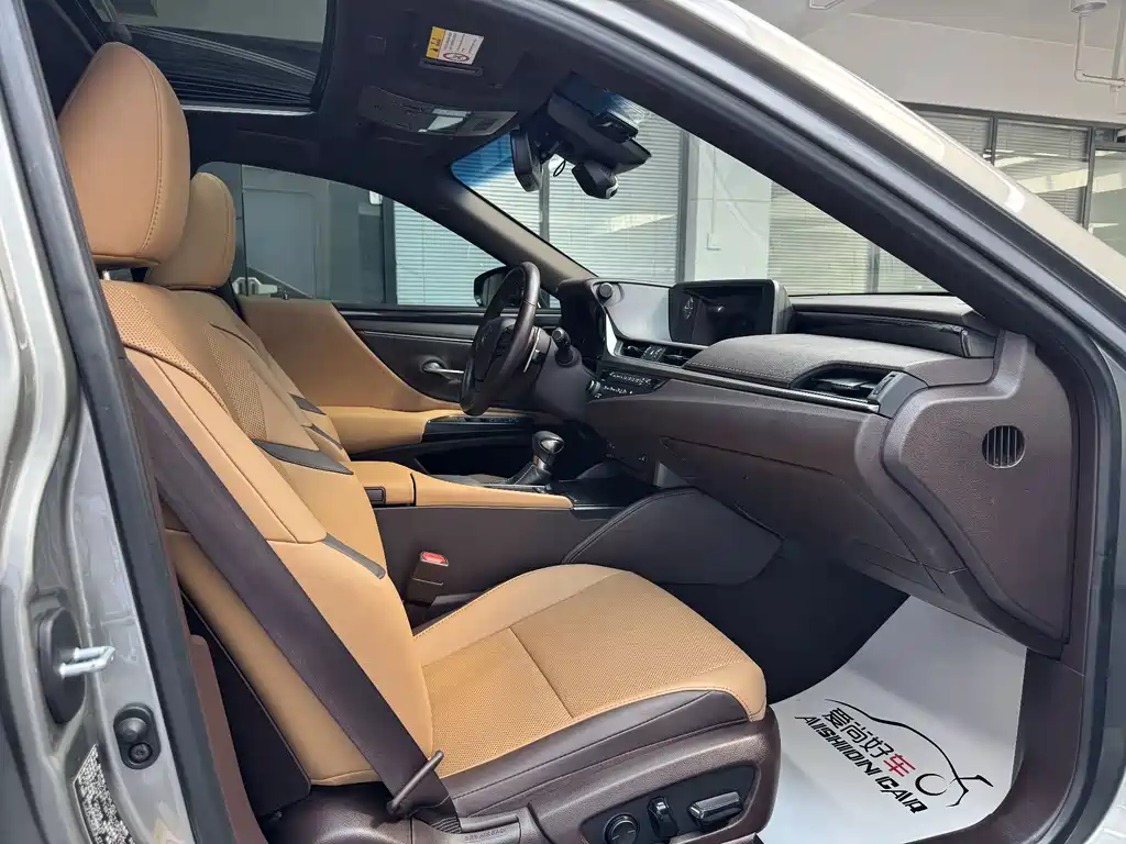 Lexus ES 2019 — фото 10