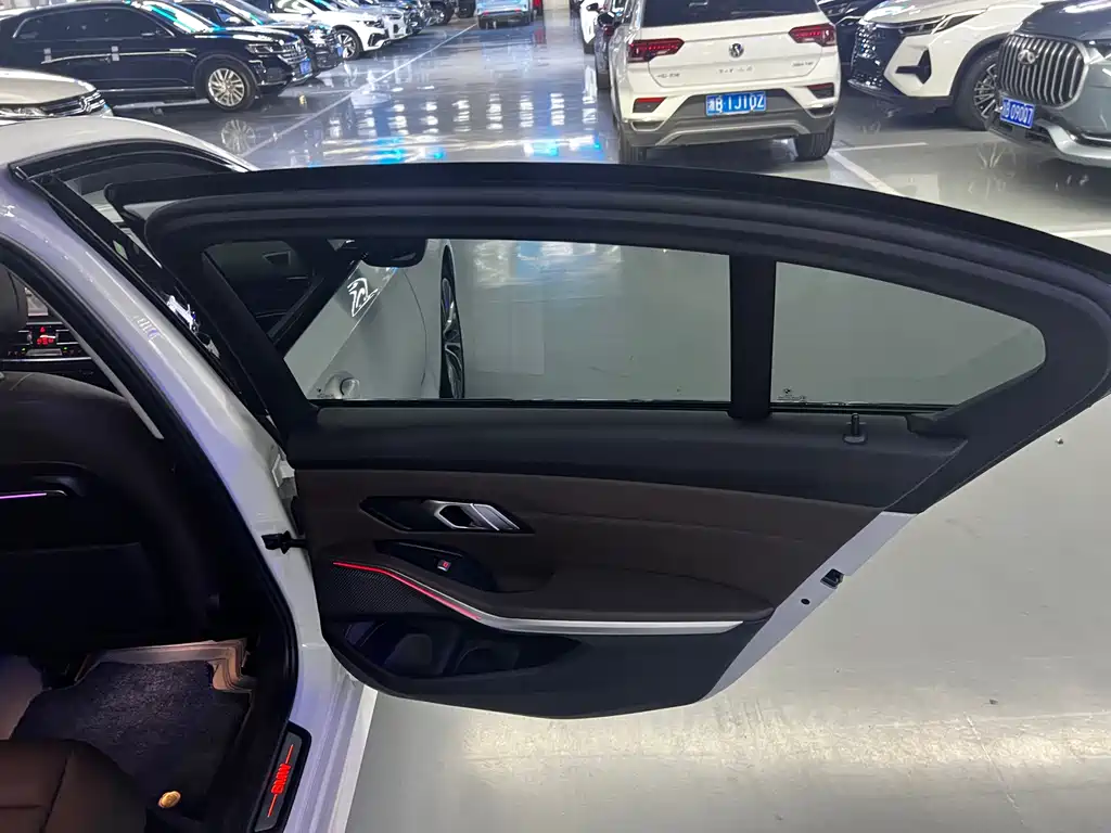 BMW 3 Series 2019 — фото 11