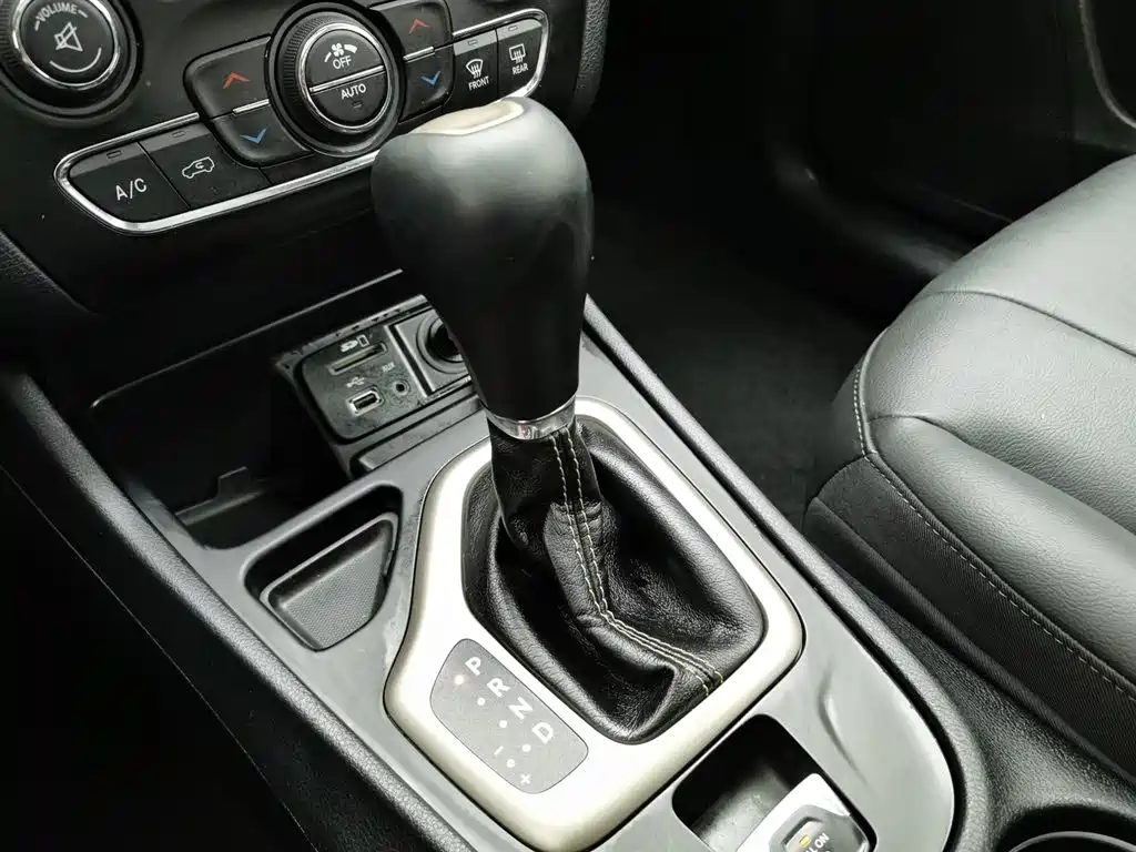 Jeep Cherokee 2020 — фото 13