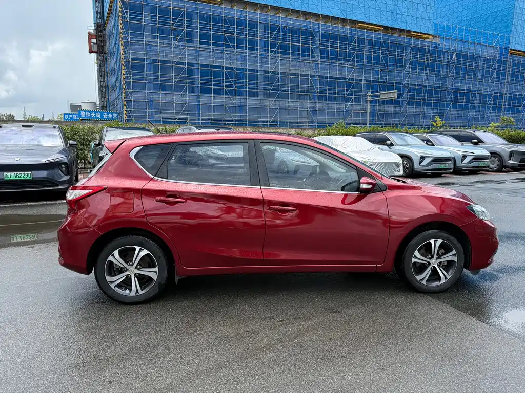 Nissan Tiida 2017 — фото 9