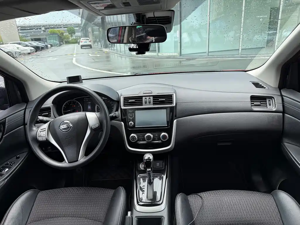 Nissan Tiida 2017 — фото 12