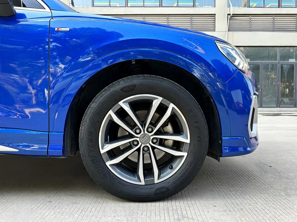 Audi Q3 2021 — фото 11