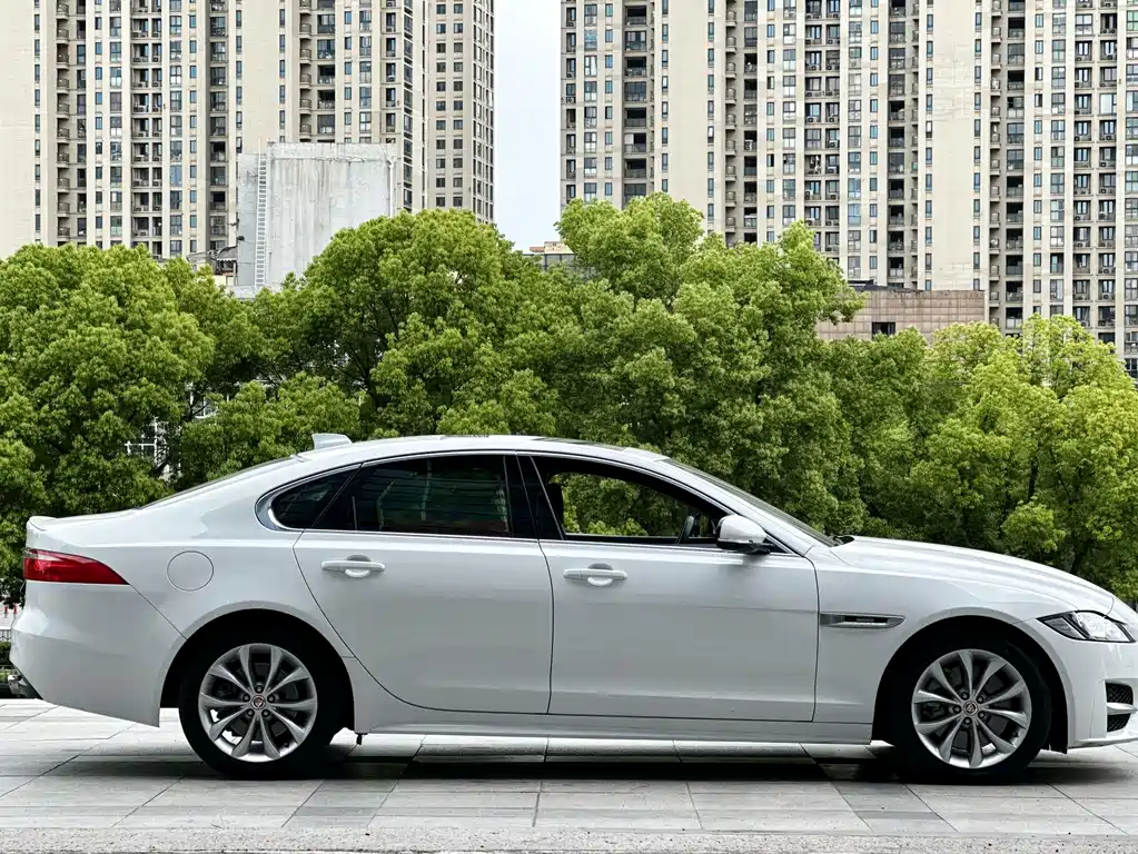 Jaguar XF 2016 — фото 8