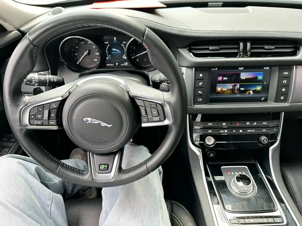 Jaguar XF 2016 — фото 12