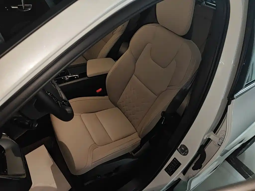 Volvo XC60 2025 — фото 11