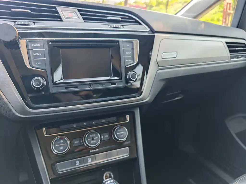 Volkswagen Touran 2017 — фото 14