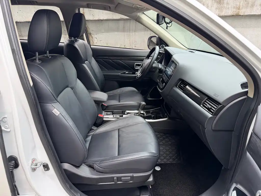 Mitsubishi Outlander 2020 — фото 10