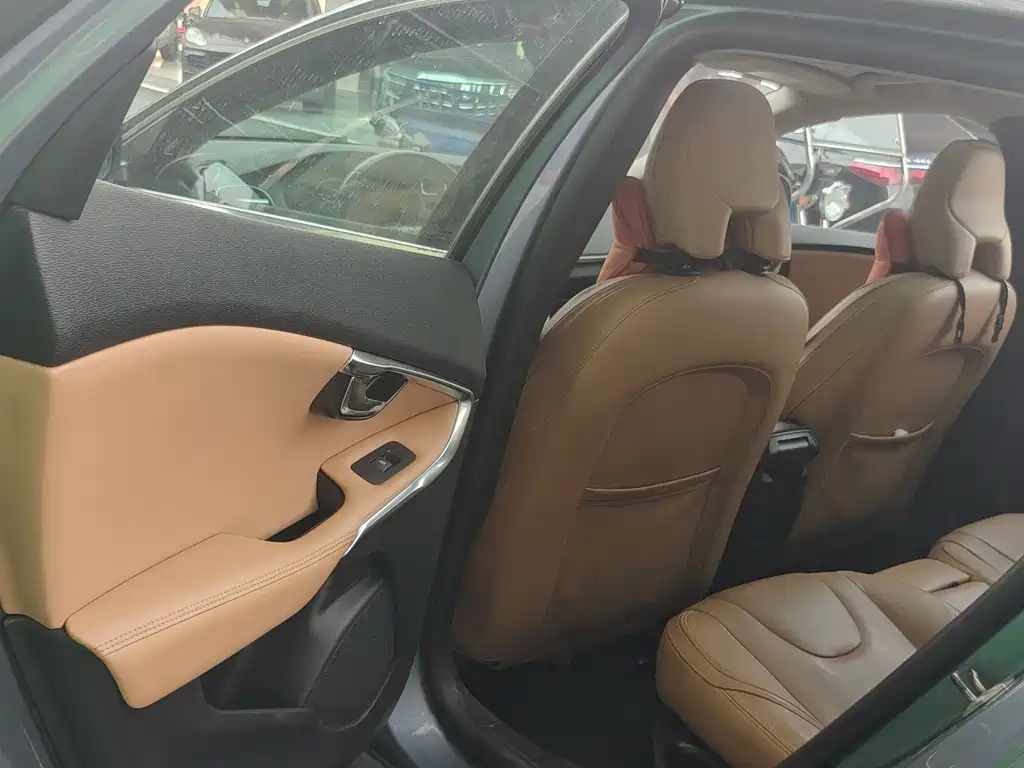 Volvo V40 2017 — фото 12