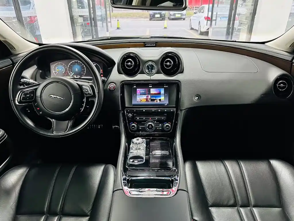 Jaguar XJ 2017 — фото 11