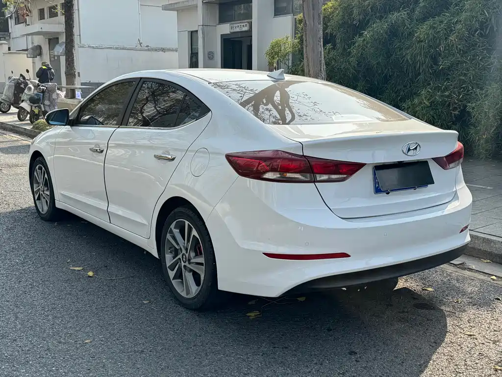 Hyundai Elantra 2017 — фото 6