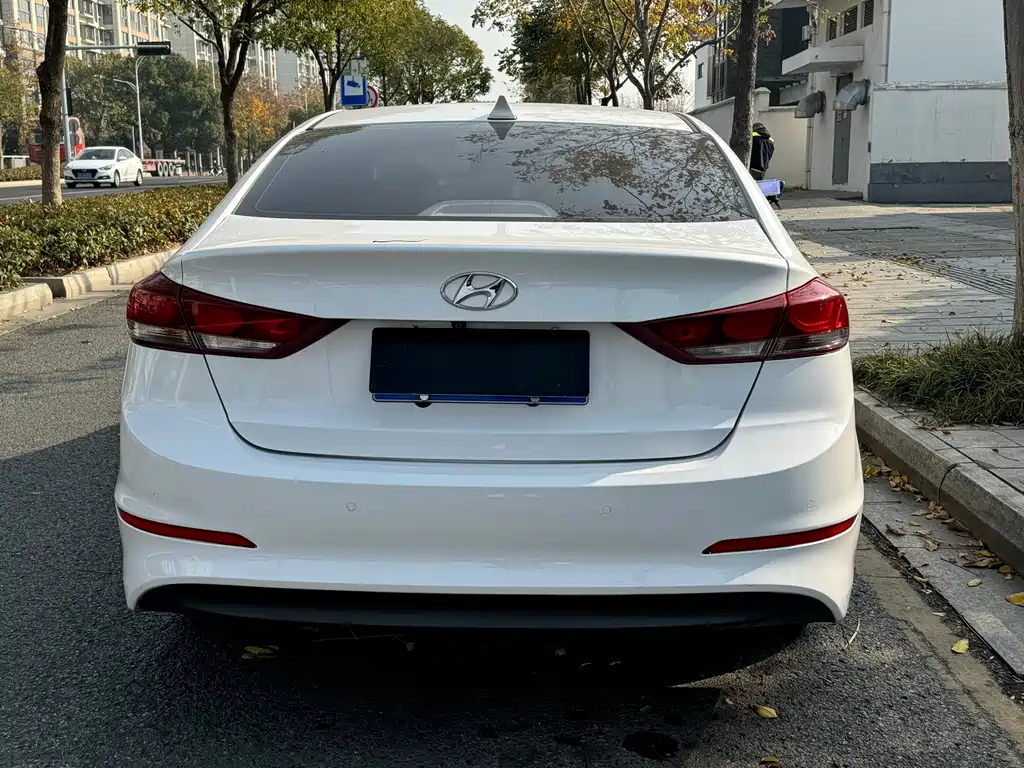 Hyundai Elantra 2017 — фото 5