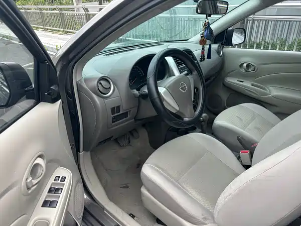 Nissan Sunny 2015
