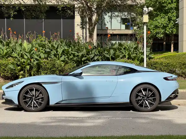 Aston Martin DB11 2022