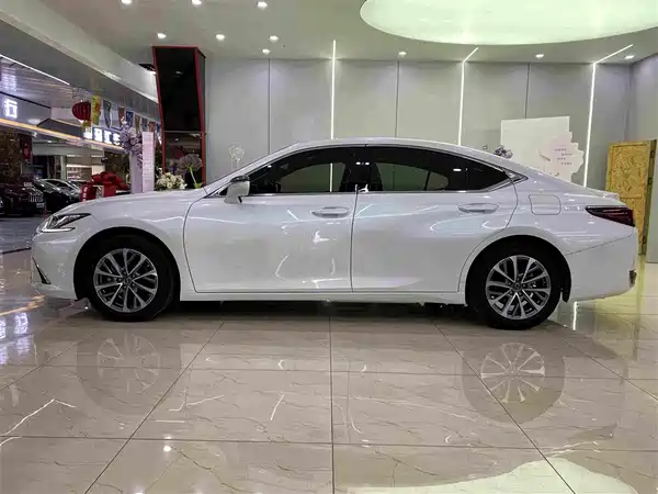 Lexus ES 2022