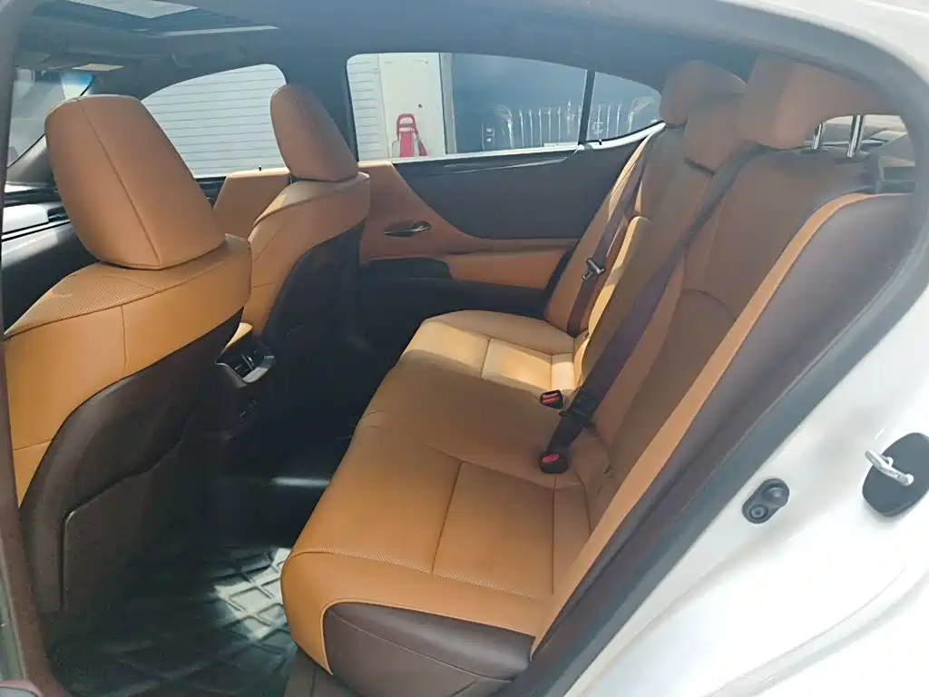Lexus ES 2020 — фото 15