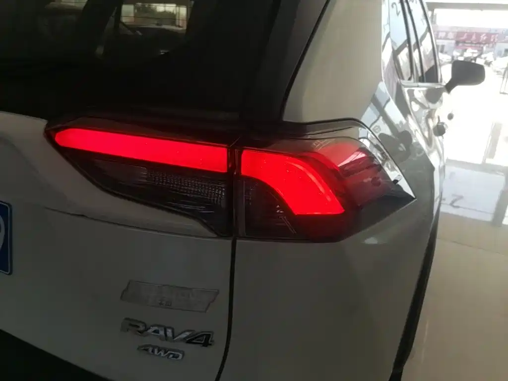 Toyota RAV4 2020 — фото 8