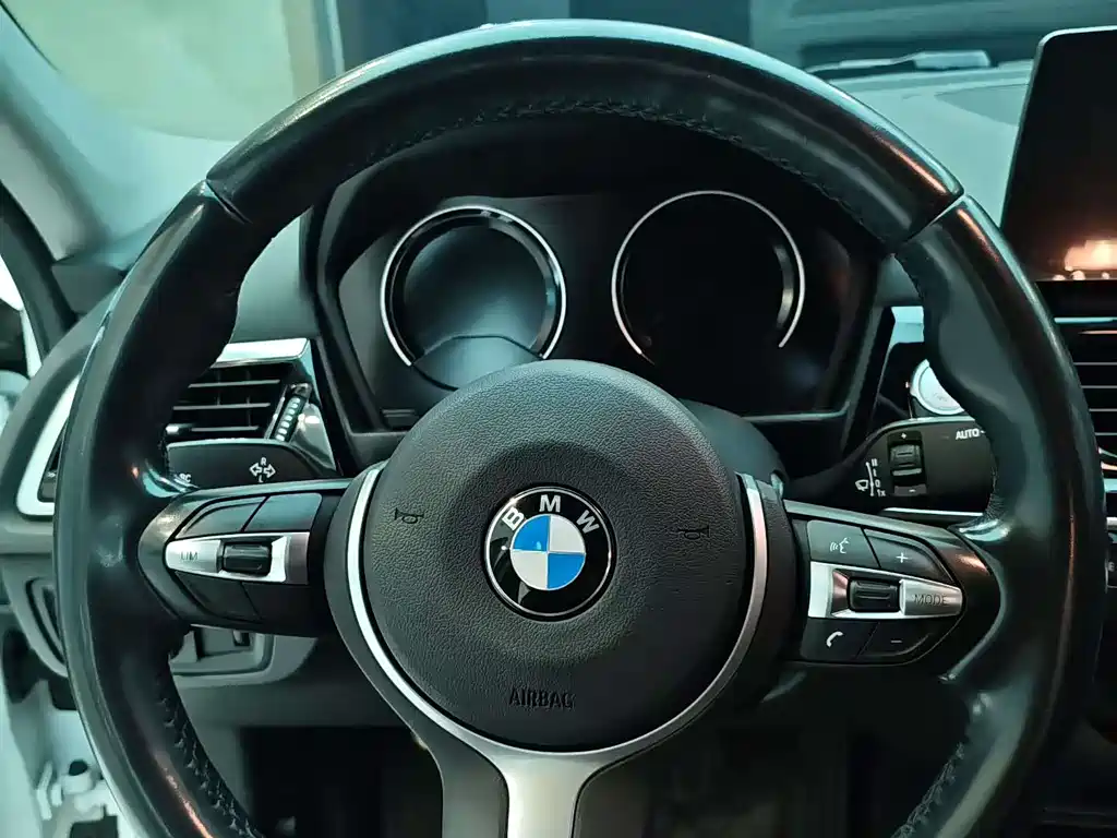 BMW 1 Series 2021 — фото 13