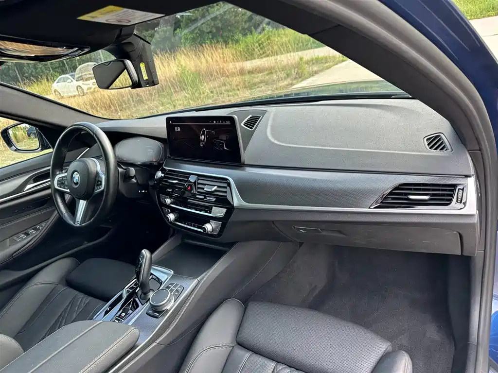 BMW 5 Series 2021 — фото 17