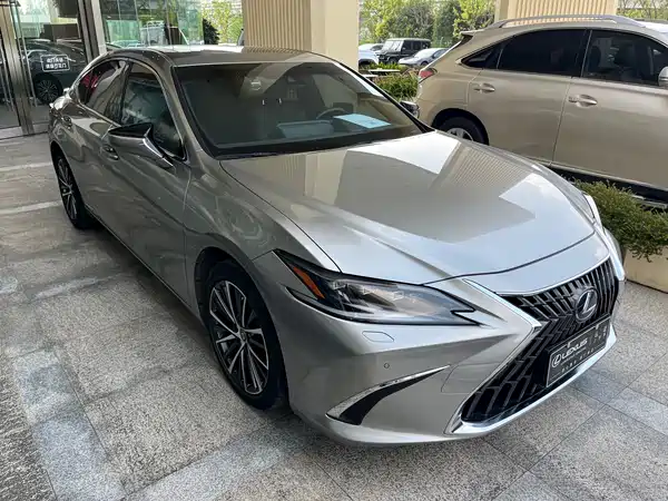 Lexus ES 2022