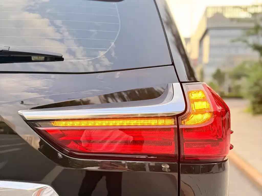 Lexus LX 2018 — фото 25
