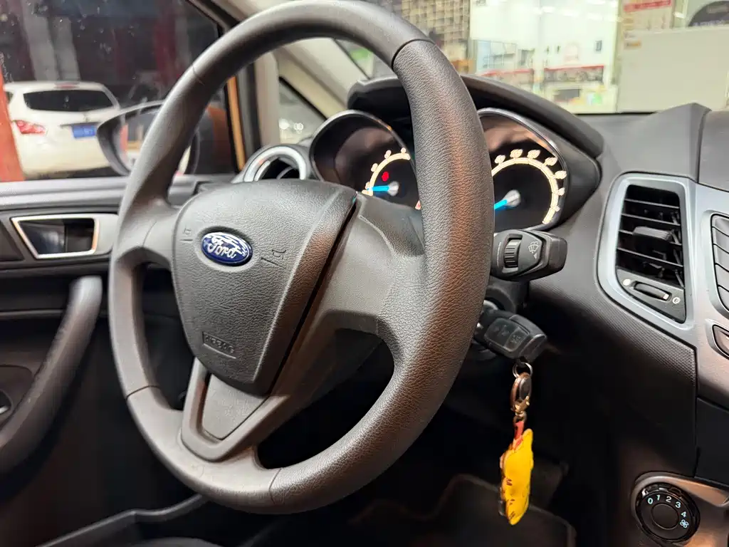 Ford Fiesta 2013 — фото 17