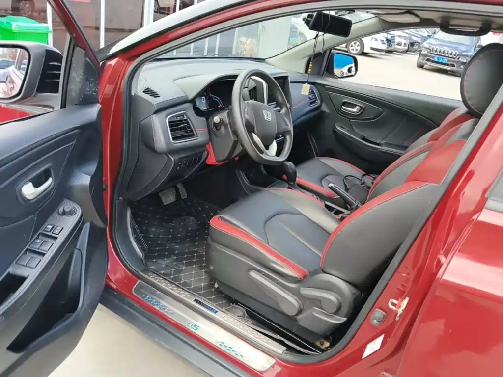 Luxgen U5 SUV 2018 — фото 16