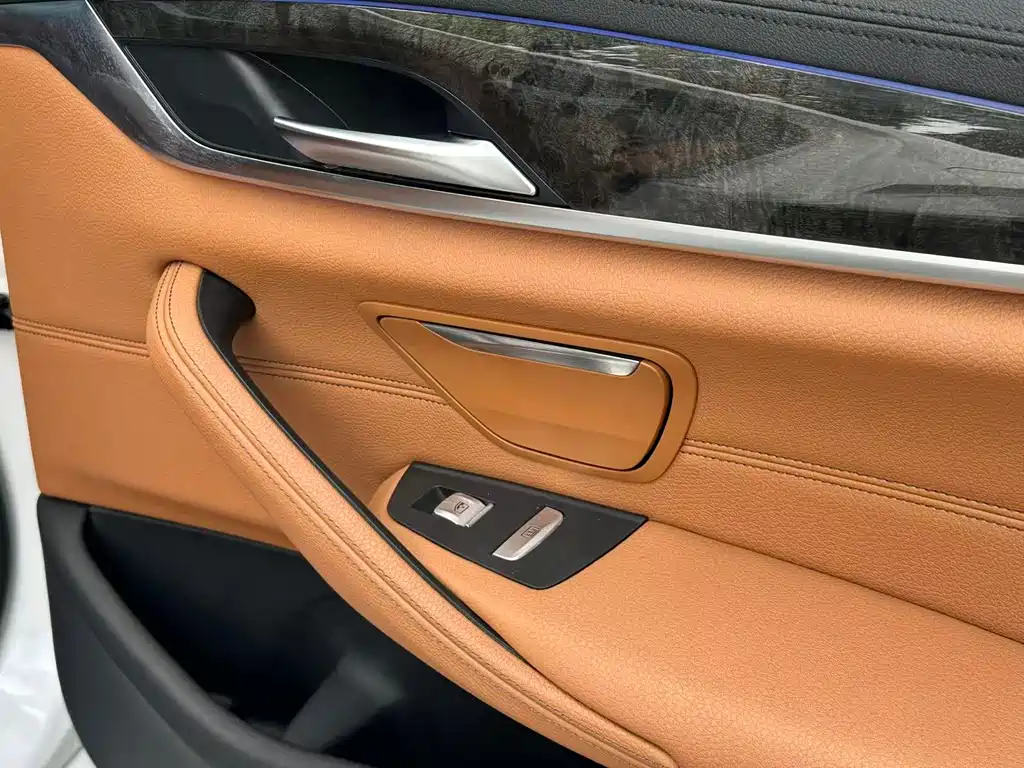 BMW 5 Series 2018 — фото 16