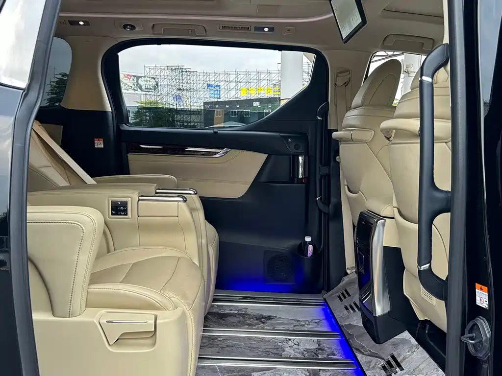 Toyota Alphard 2023 — фото 21