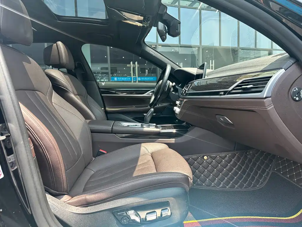 BMW 7 Series 2018 — фото 11