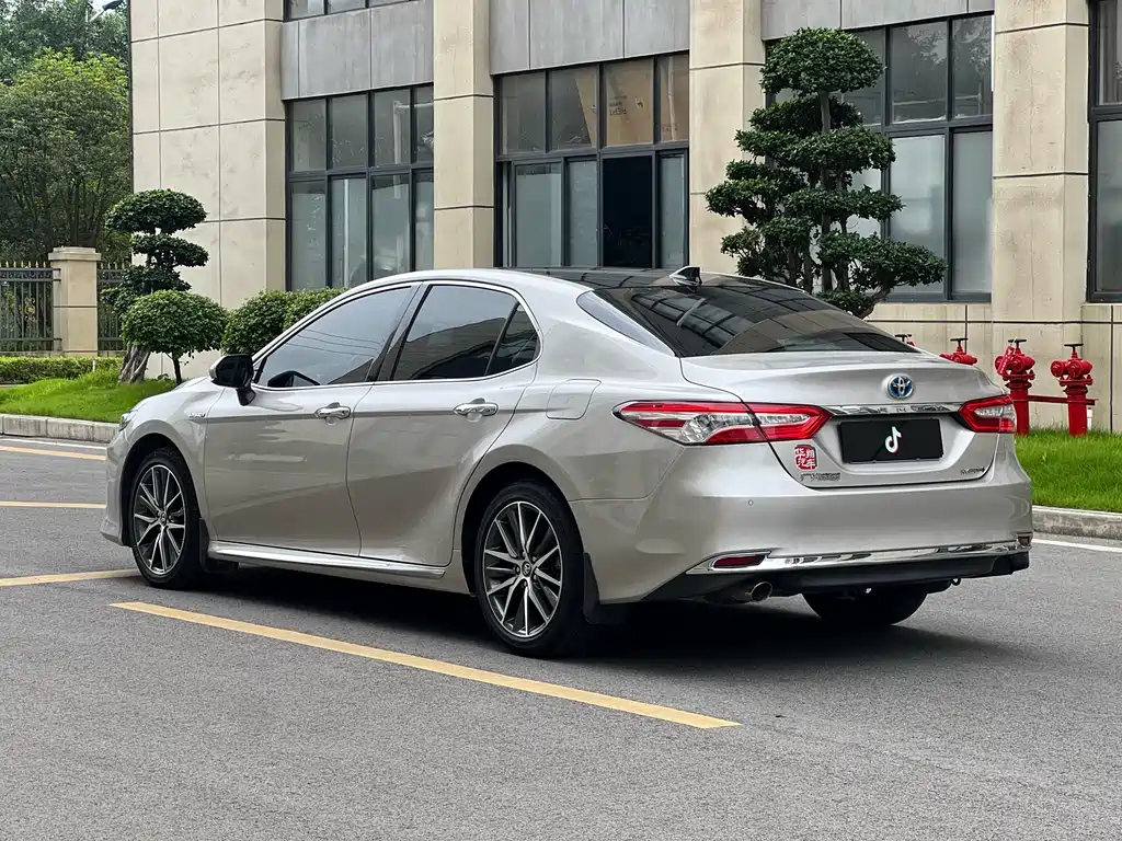 Toyota Camry 2023 — фото 6