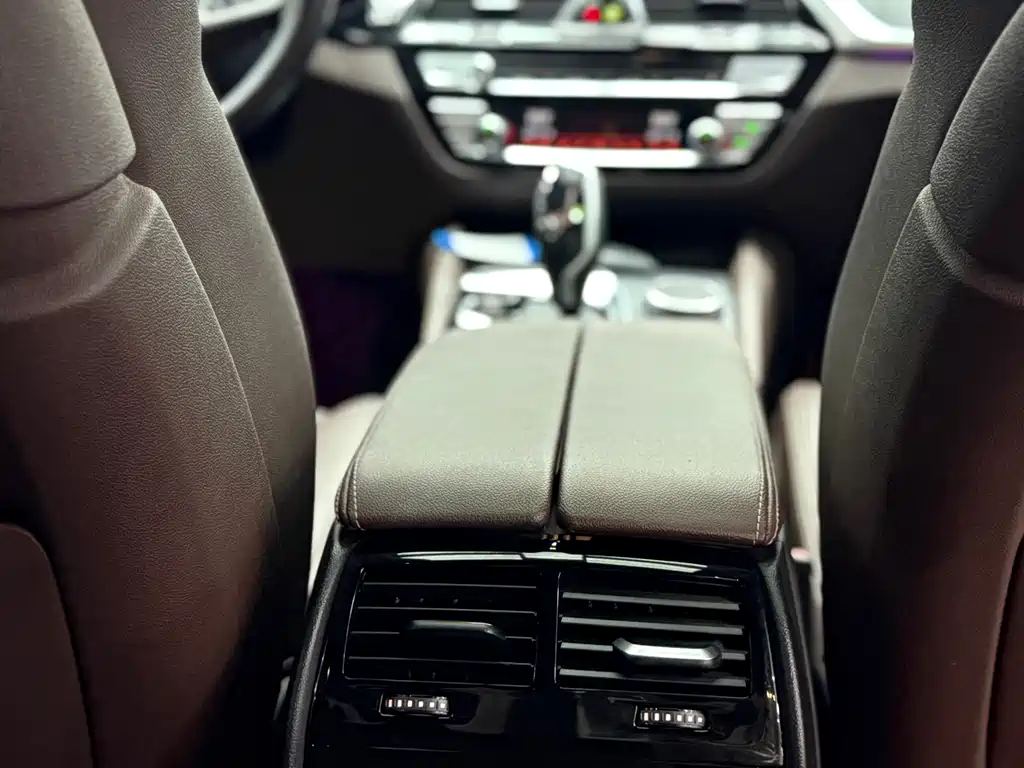 BMW 5 Series 2021 — фото 14