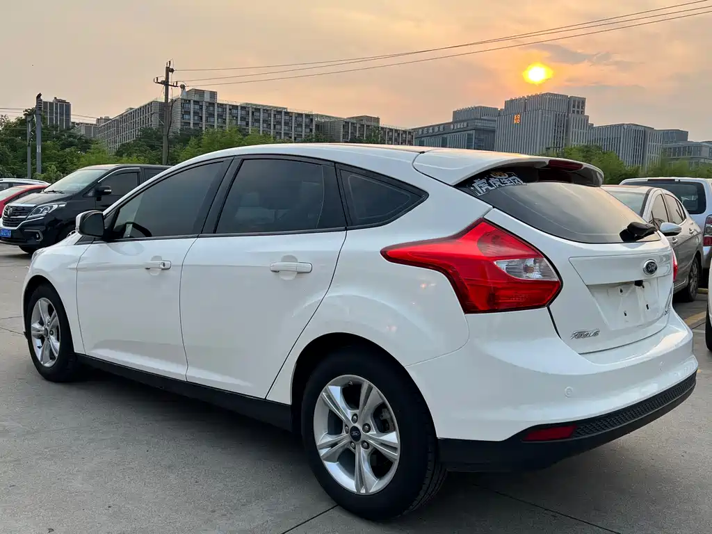 Ford Focus 2014 — фото 12