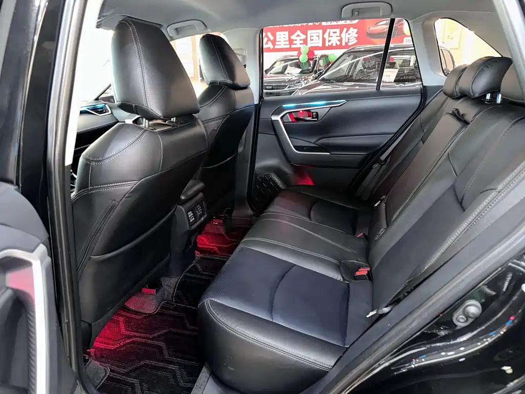 Toyota RAV4 2024 — фото 12