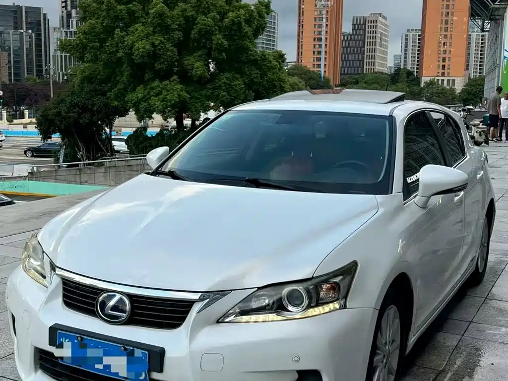 Lexus CT 2013 — фото 1