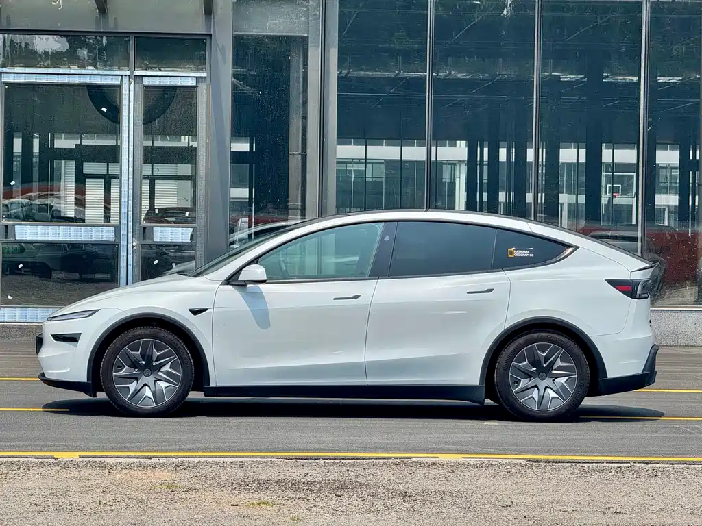 Tesla Model Y L 2025