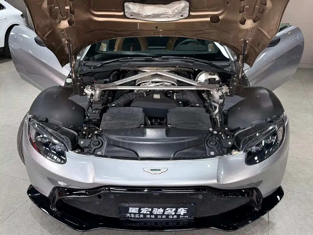 Aston Martin V8 Vantage 2019 — фото 9