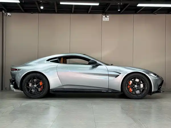 Aston Martin V8 Vantage 2019