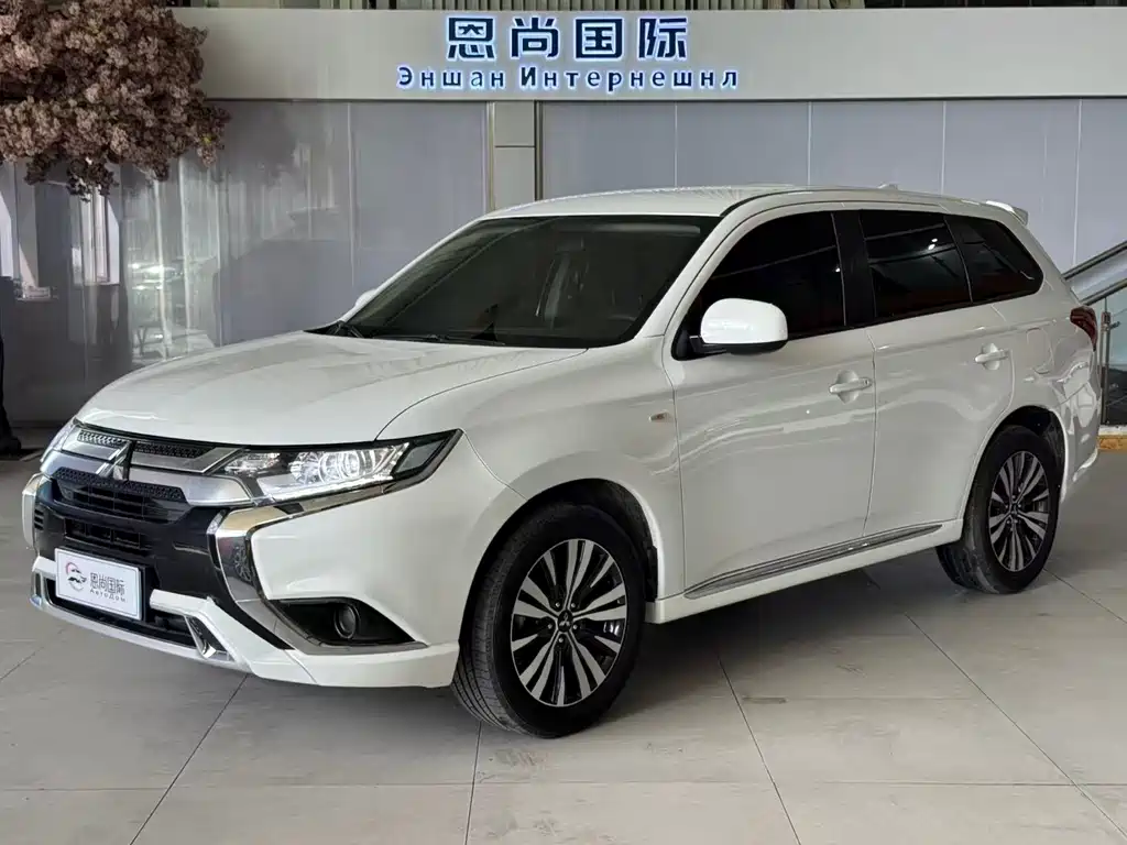 Mitsubishi Outlander 2022 — фото 1