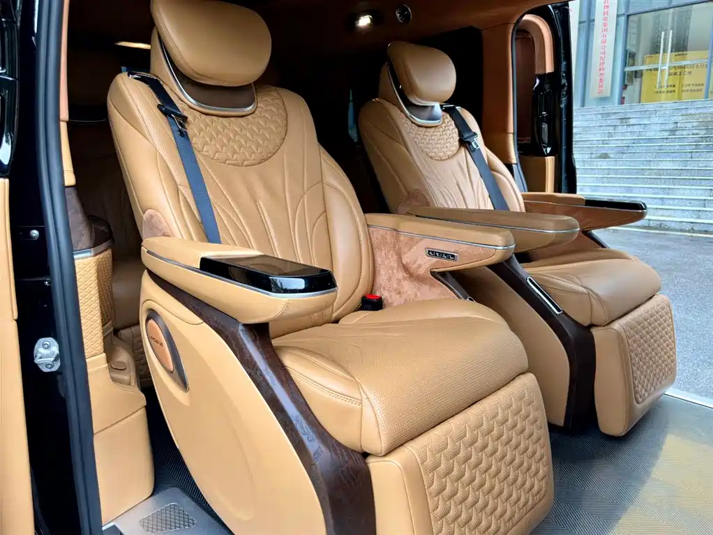 Mercedes-Benz V-Class 2023 — фото 17