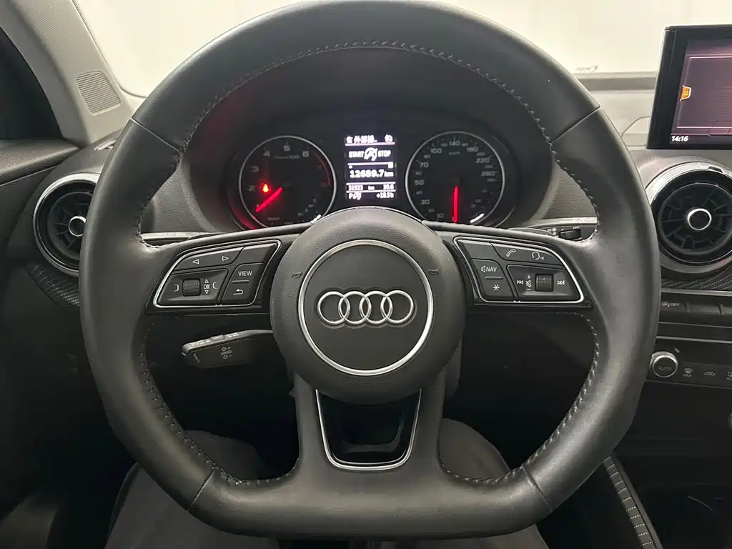 Audi Q2L 2022 — фото 13