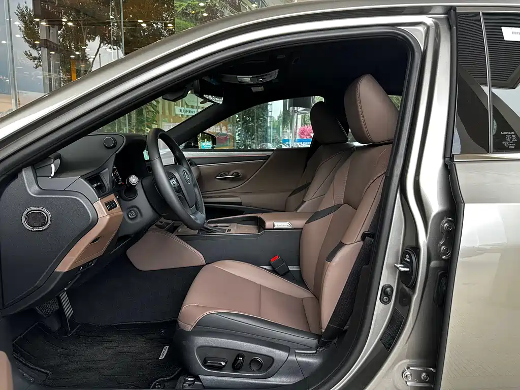 Lexus ES 2025