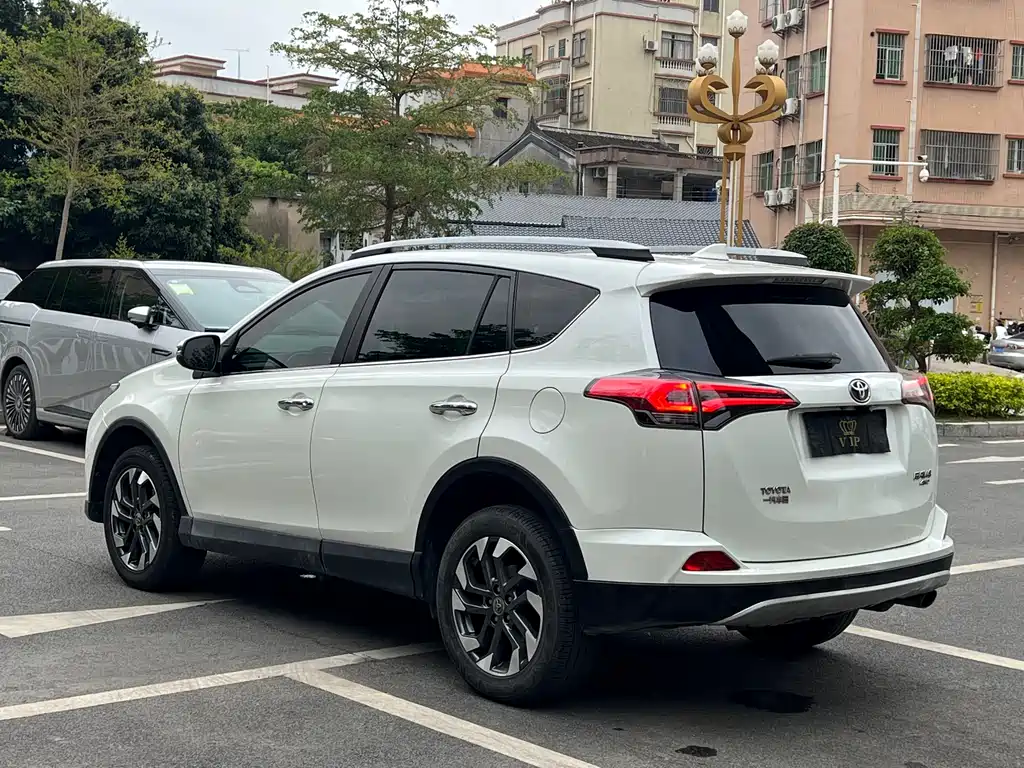 Toyota RAV4 2017 — фото 9